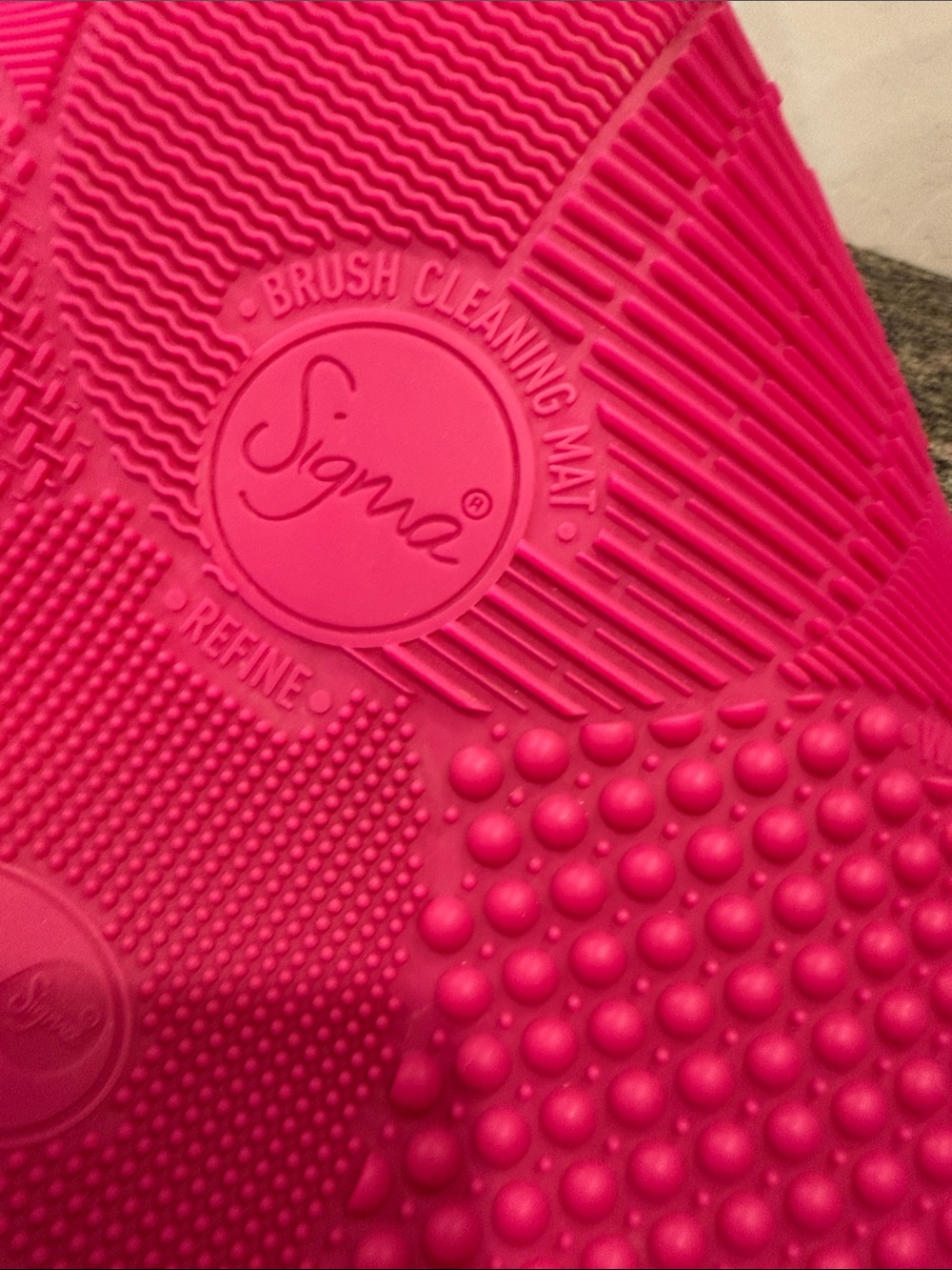Sigma Beauty Hot Pink Brush Cleaning Mat with Brush Case - Picture 3 of 13